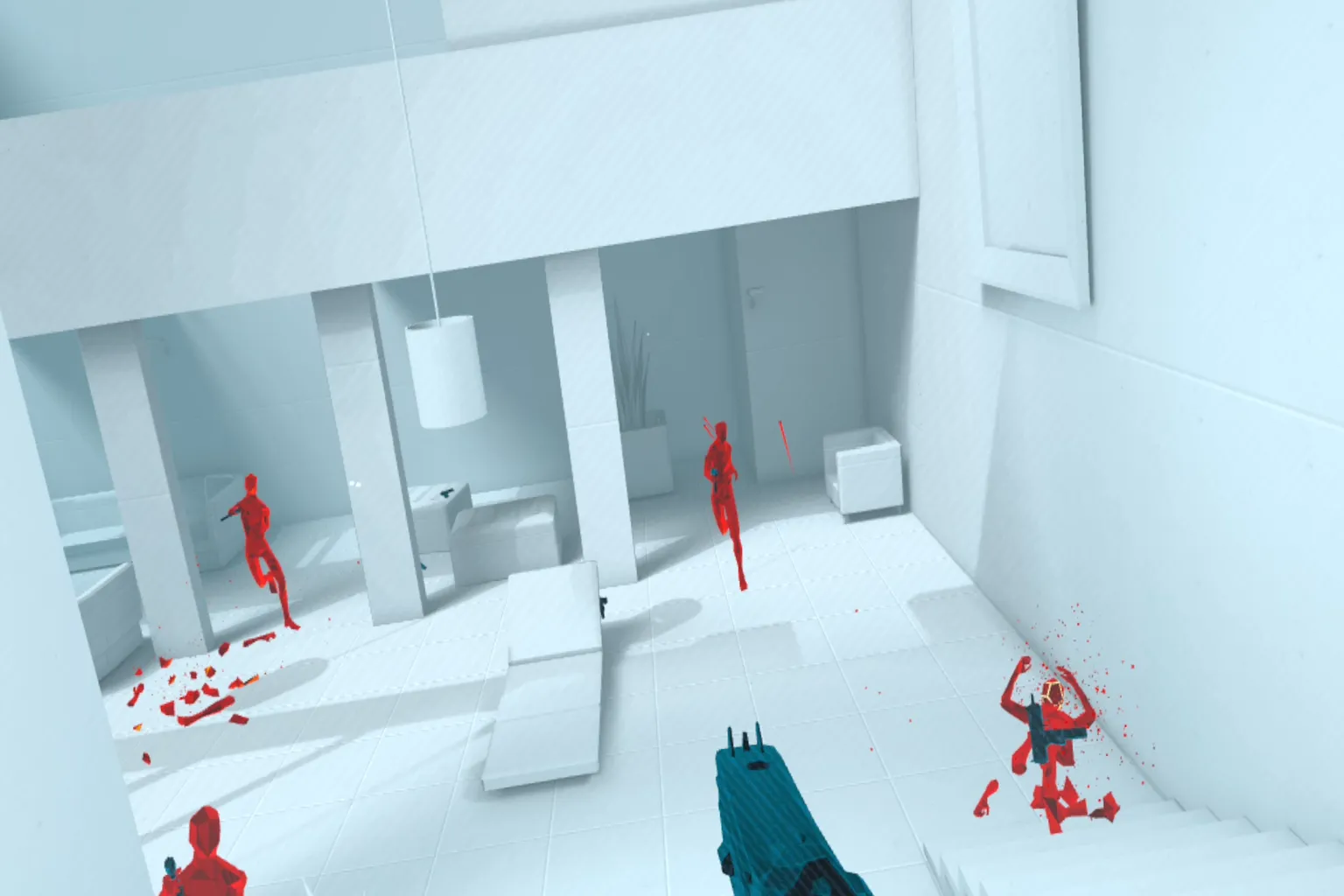 在 SUPERHOT VR 的白色房間中,玩家正與多名紅色敵人展開槍戰,畫面中可以看到玩家的槍口以及倒下的敵人。