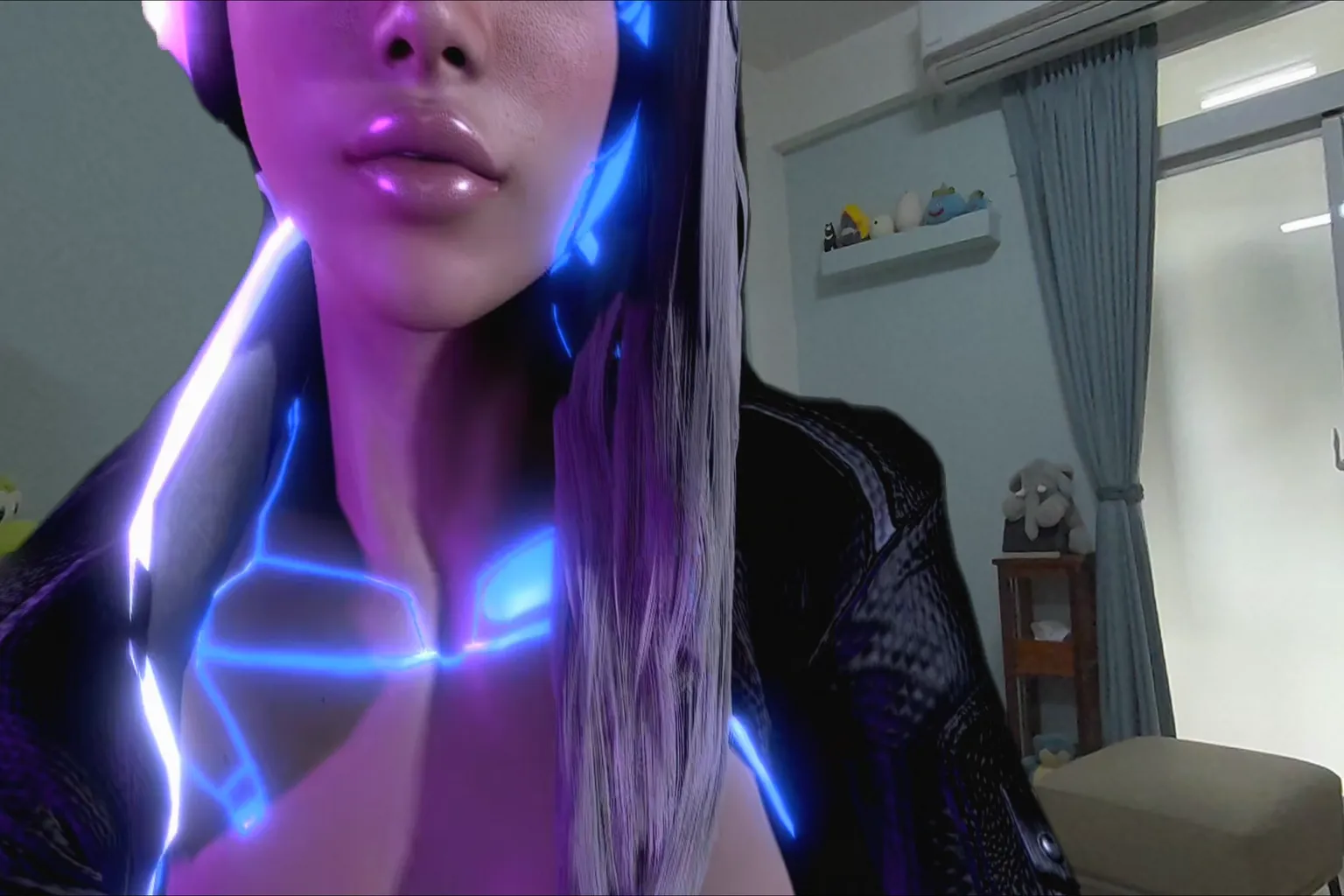 教學畫面示範如何調整虛擬人物的距離與大小，使角色與真實空間更自然融合。