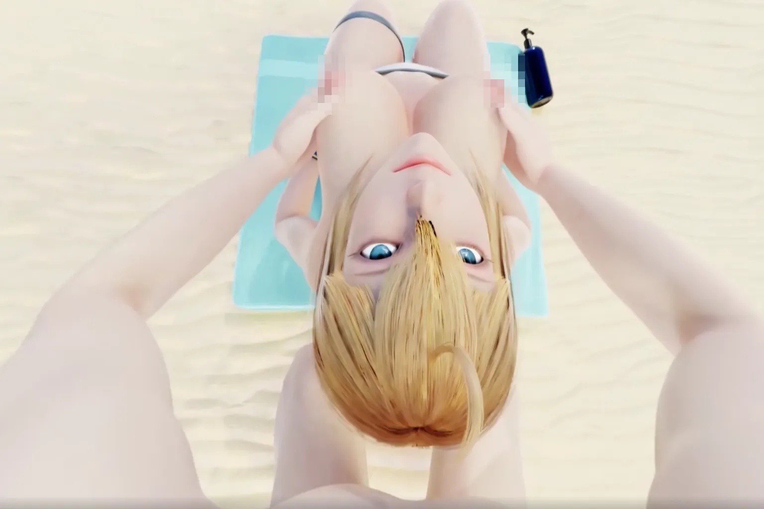 金髮虛擬女孩躺在沙灘墊上，視角由上往下呈現，背景是白色沙地與藍色防曬瓶，畫面陽光強烈、色調明亮。