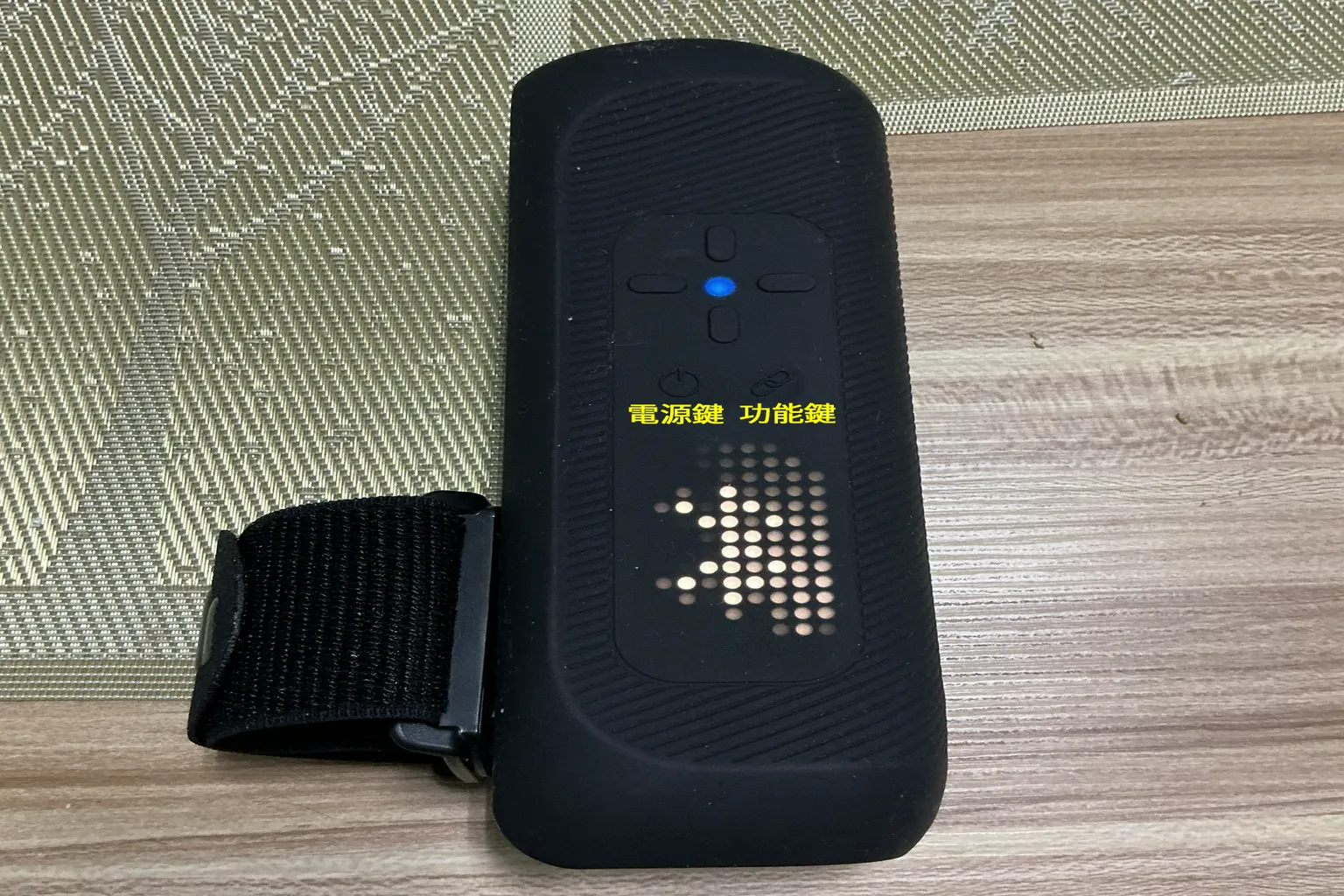 Handy 2 Pro 開機後亮起藍燈,準備進行藍牙連線。