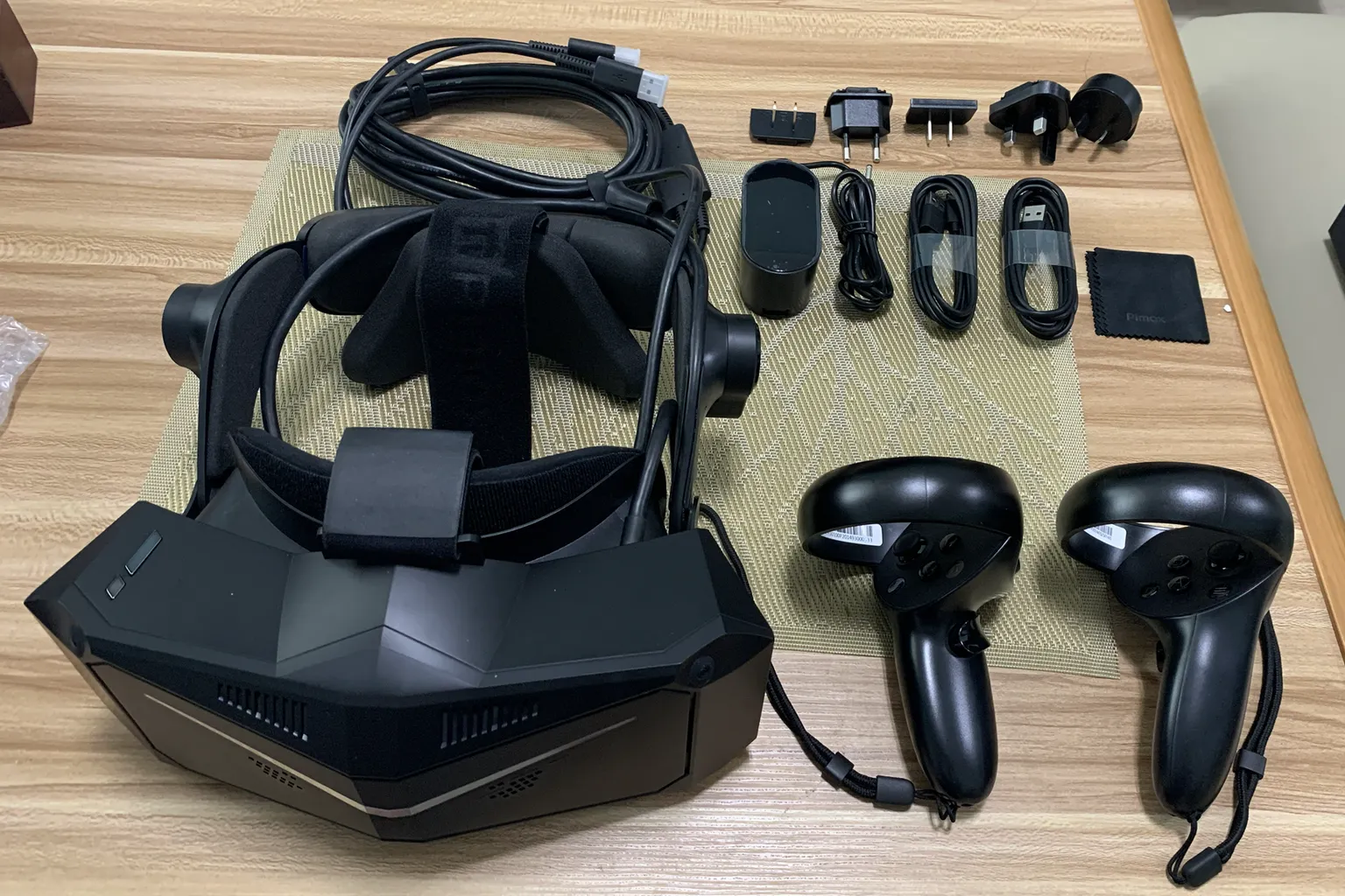 Pimax VR 頭戴裝置完整內容物,包括控制器、連接線、電源與轉接插頭