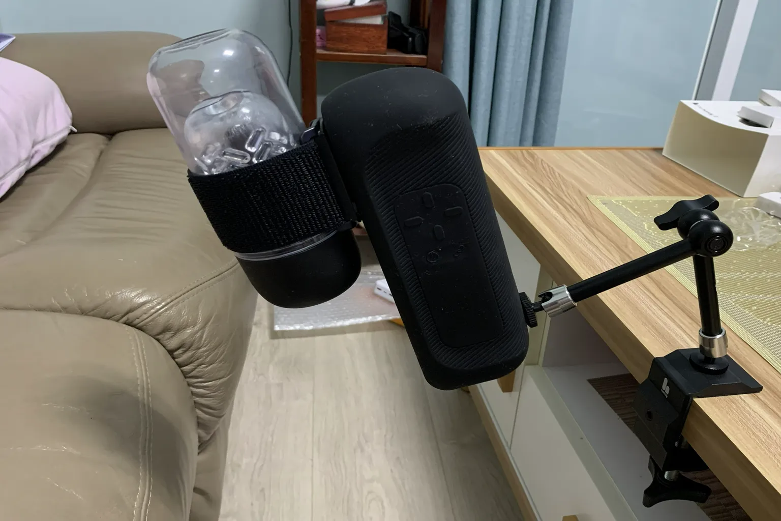 安裝完成特寫,支架與主機固定在桌面上的側面視角細節圖